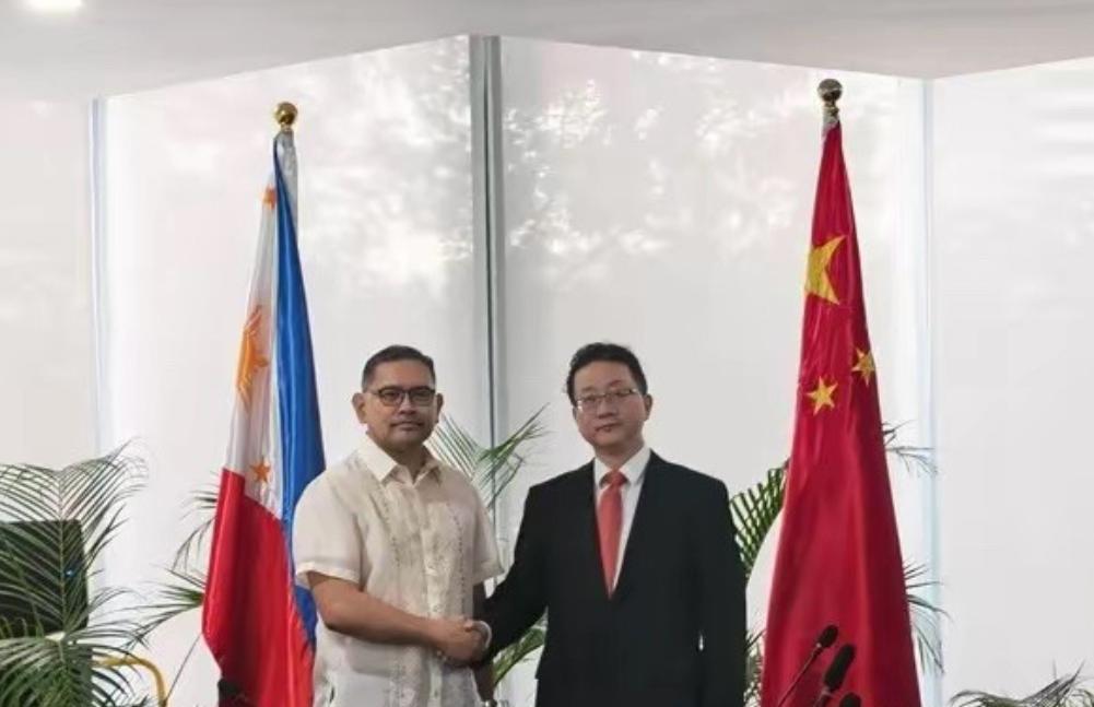 菲律宾突然就软了前阵子还在南海蹦着高跟咱们叫板，转头就派外交官跑到马尼拉来跟