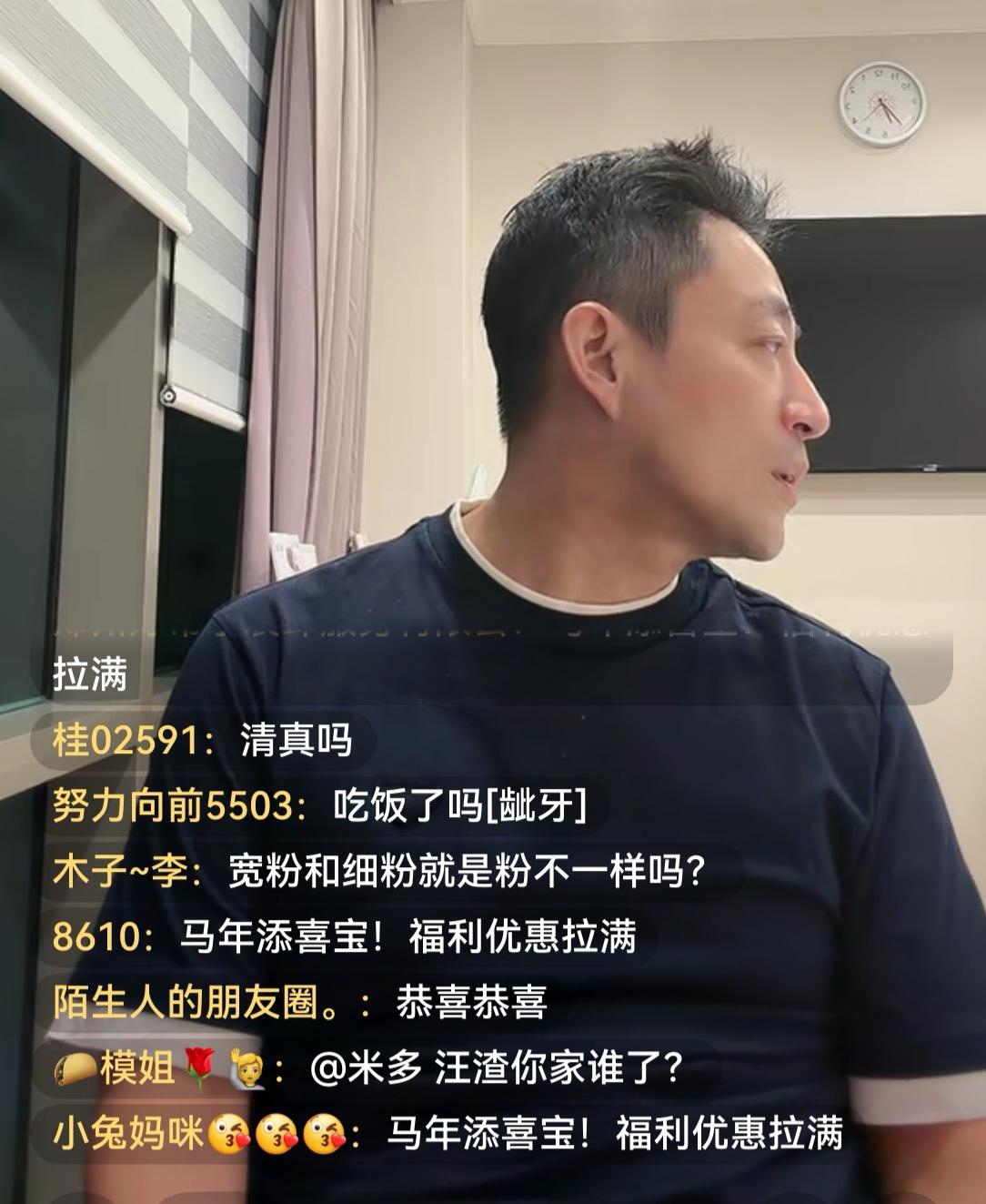 汪小菲在医院直播，马筱梅虽没有露面但一直出声助播。汪小菲时不时的回头望向她们母子