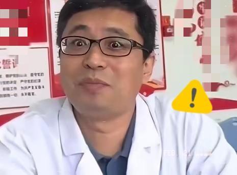 陪母亲看病，医生却突然叫住我，死死盯着我露出口罩的额头，说：“我出40块钱，你去