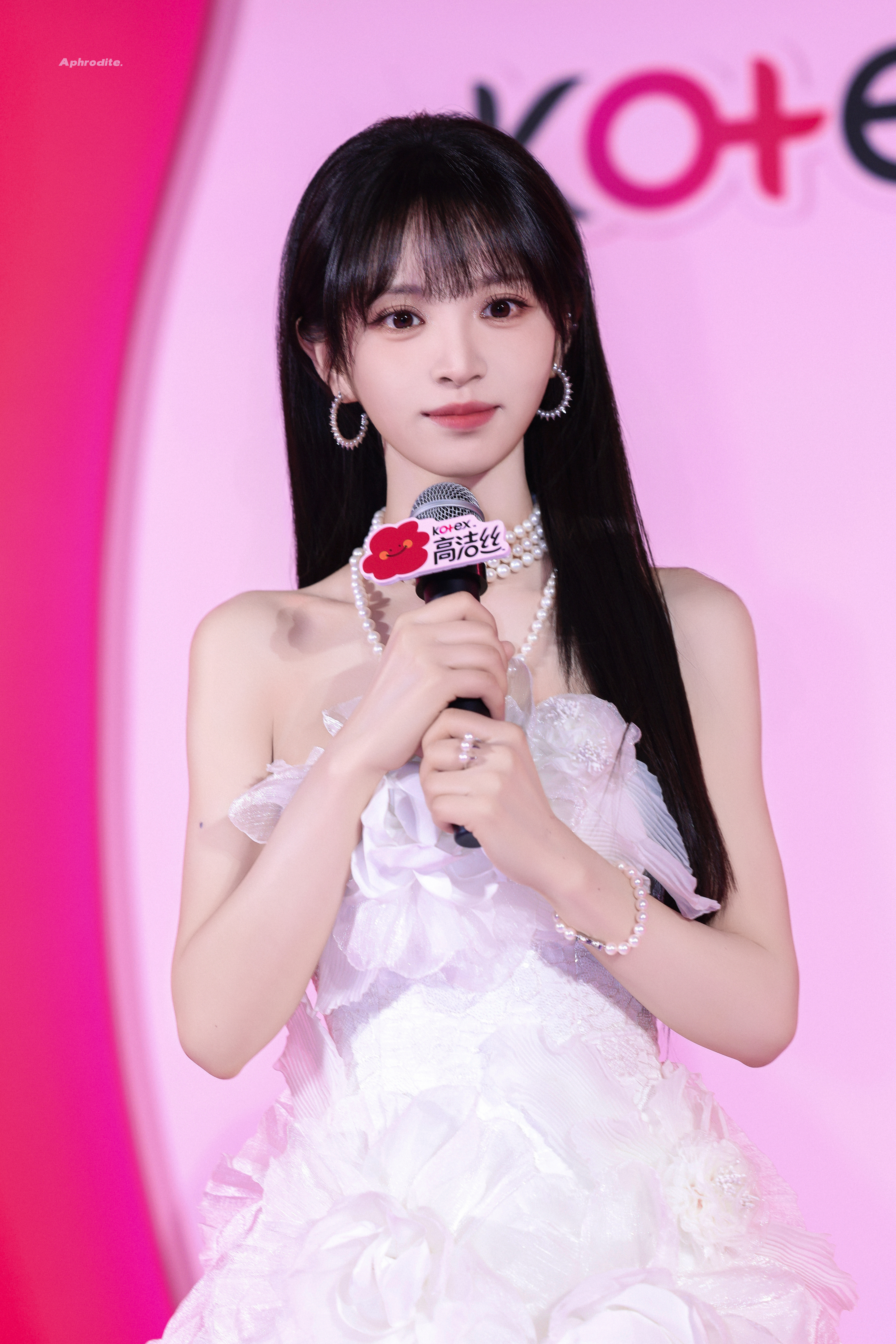 田曦薇粉雾里的白月光，温柔又耀眼，是藏在镜头里的心动瞬间。