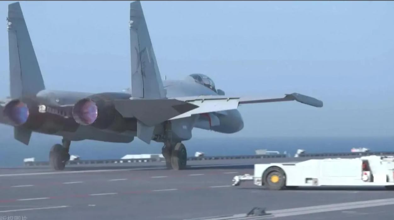 终于明白了，什么是电磁弹射起飞！ 早年，辽宁舰用滑跃式甲板，飞机靠自己发动机
