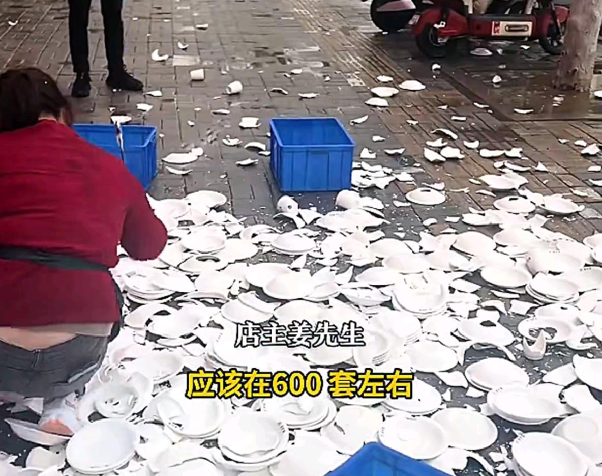 刷手机刷到一个挺火的新闻，河南商丘有家餐厅的老板，把店里600套餐具全砸了，损失
