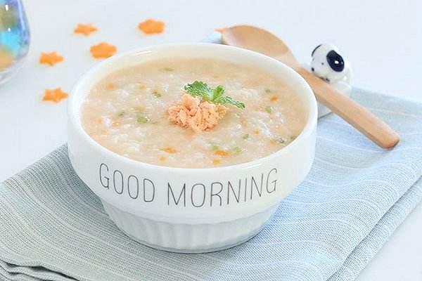 让孩子过早尝到大人饭菜, 是在害他