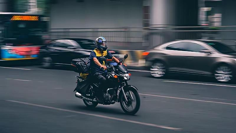 有网友问一个问题，他说，为何最近总有人反映，外卖骑手跟某拉拉，某滴在路上扛上了，