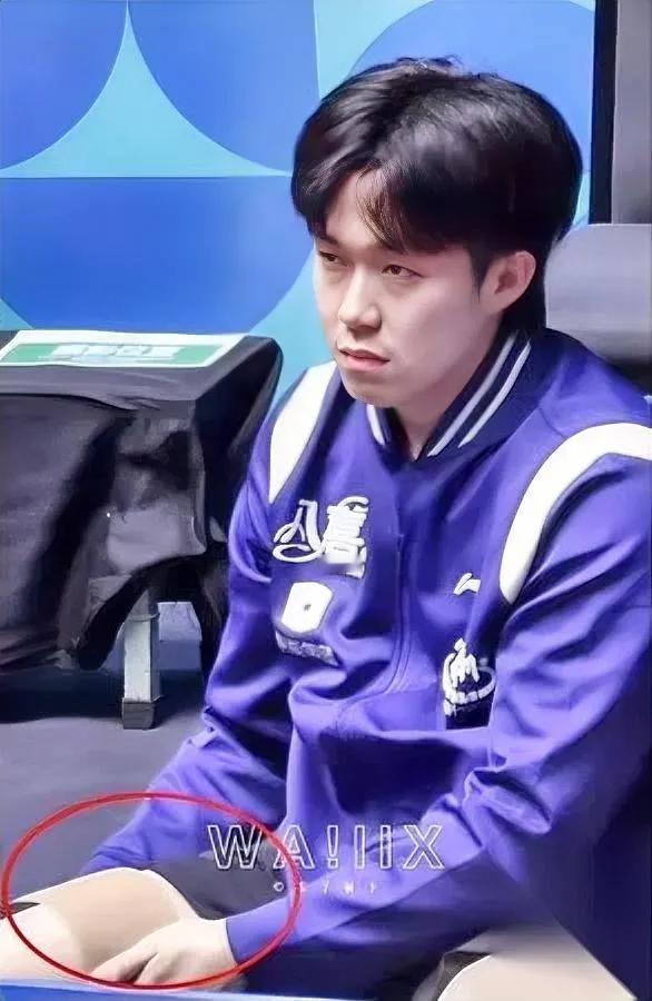 王楚钦今天输单打时，我没红眼眶晚上团体赛他扛2分，我也没掉泪直到看见他反