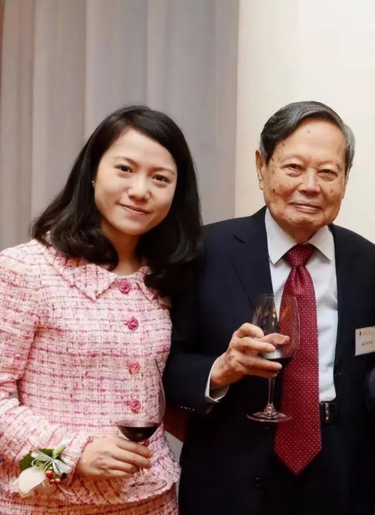 杨振宁给翁帆的最硬核礼物,根本不是啥豪宅,而是一台能一直“吐钱”的终身提款