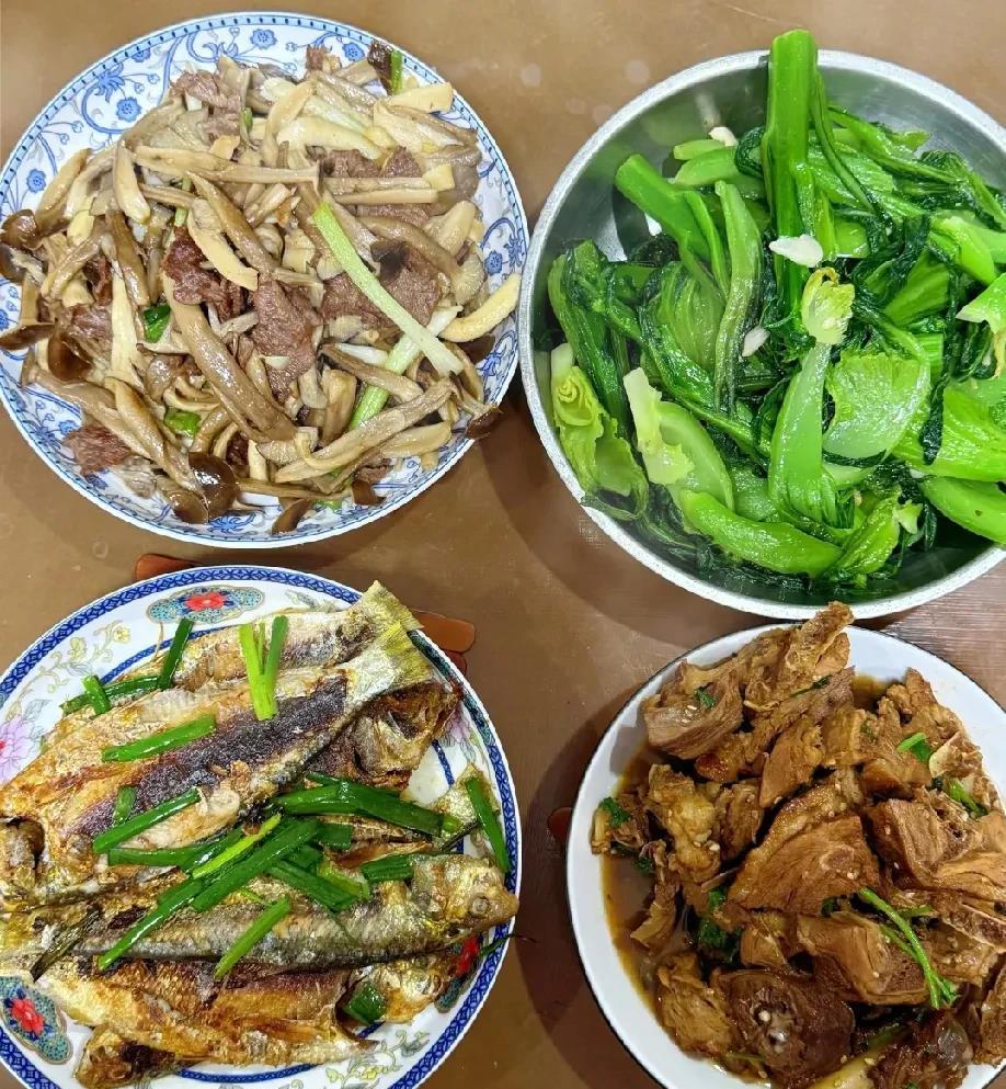 看着好美味！婆婆晚餐煮了几个菜，一到饭桌，我就闻着好香，看着都流口水，可吃起来