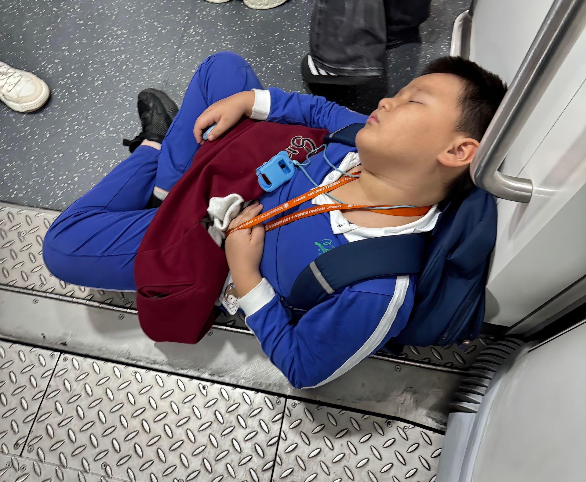 深圳龙岗地铁上的一幕，叫都叫不醒。大家说说看，这个小学生是太累了？还是太有松弛感