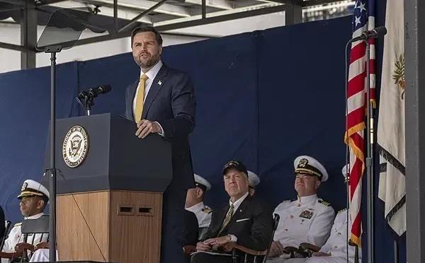 外媒:走下神坛的美国!据新加坡《联合早报》消息,本周五,美国副总统万斯在美国海军