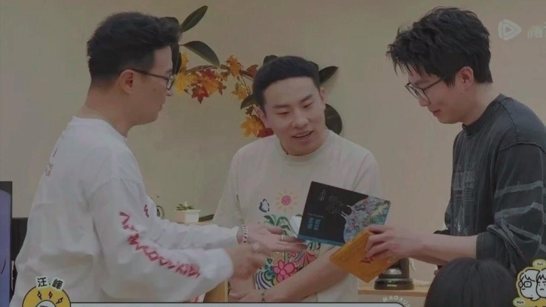 汪峰送给毛不易一本书，90年前美国的禁书《北回归线》。看到徐志胜的表情，估计很