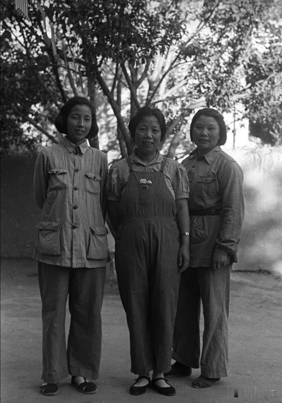 1944年延安，（左起）彭德怀之妻浦安修﹑周恩来之妻邓颖超﹑朱德之妻康克清。哈里