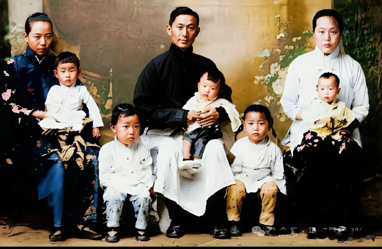 这张照片是1915年蔡锷将军在北京拍摄的全家福，照片中人物包括蔡锷本人、他的两位