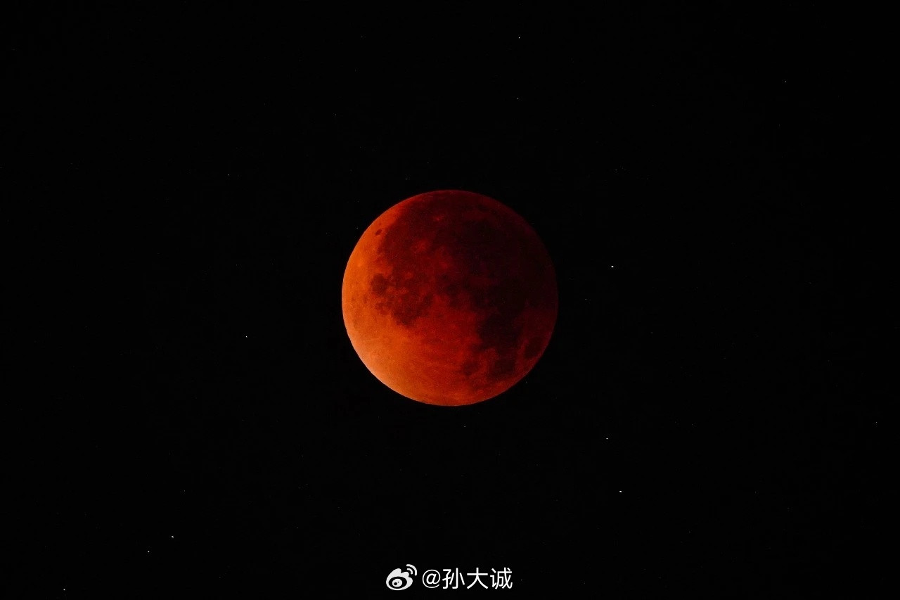 月全食血月可能有一个绿松石带昨天的“月全食”你们拍了吗？评论区晒一晒你们拍到的月