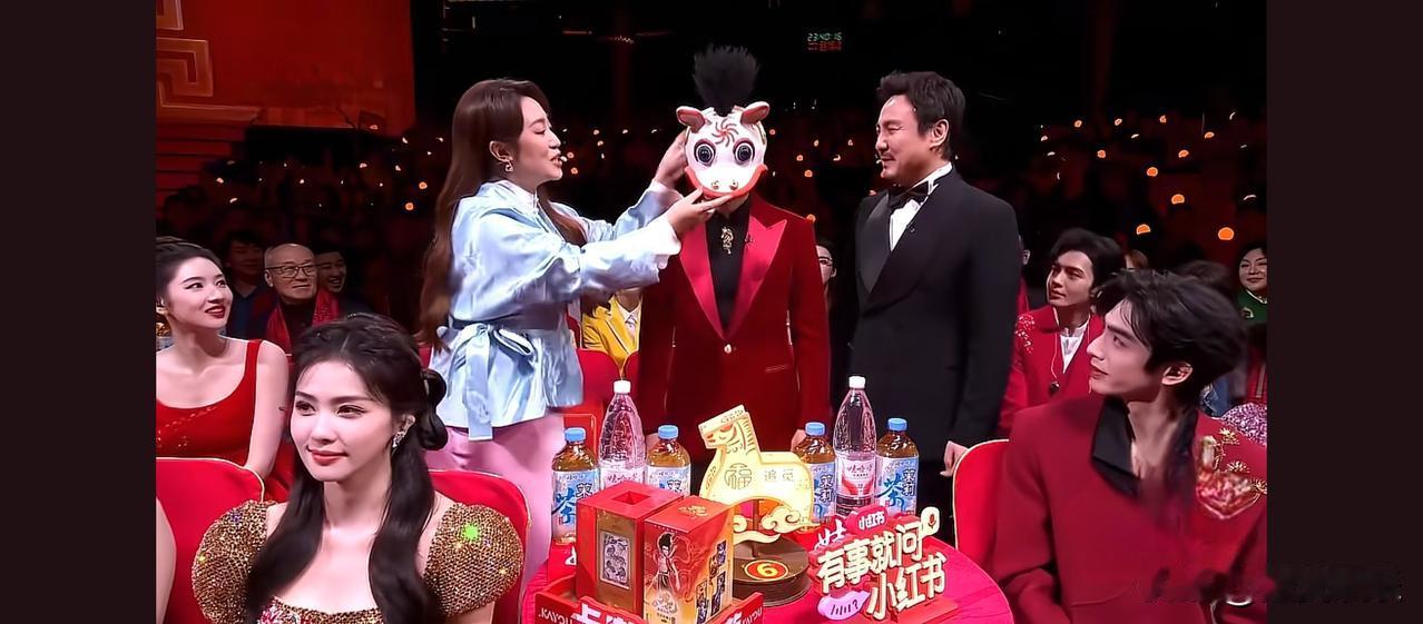 果然善良的人最吃香！马丽随手给撒贝宁戴上了马年的吉祥帽，但由于帽子太大了，挡住