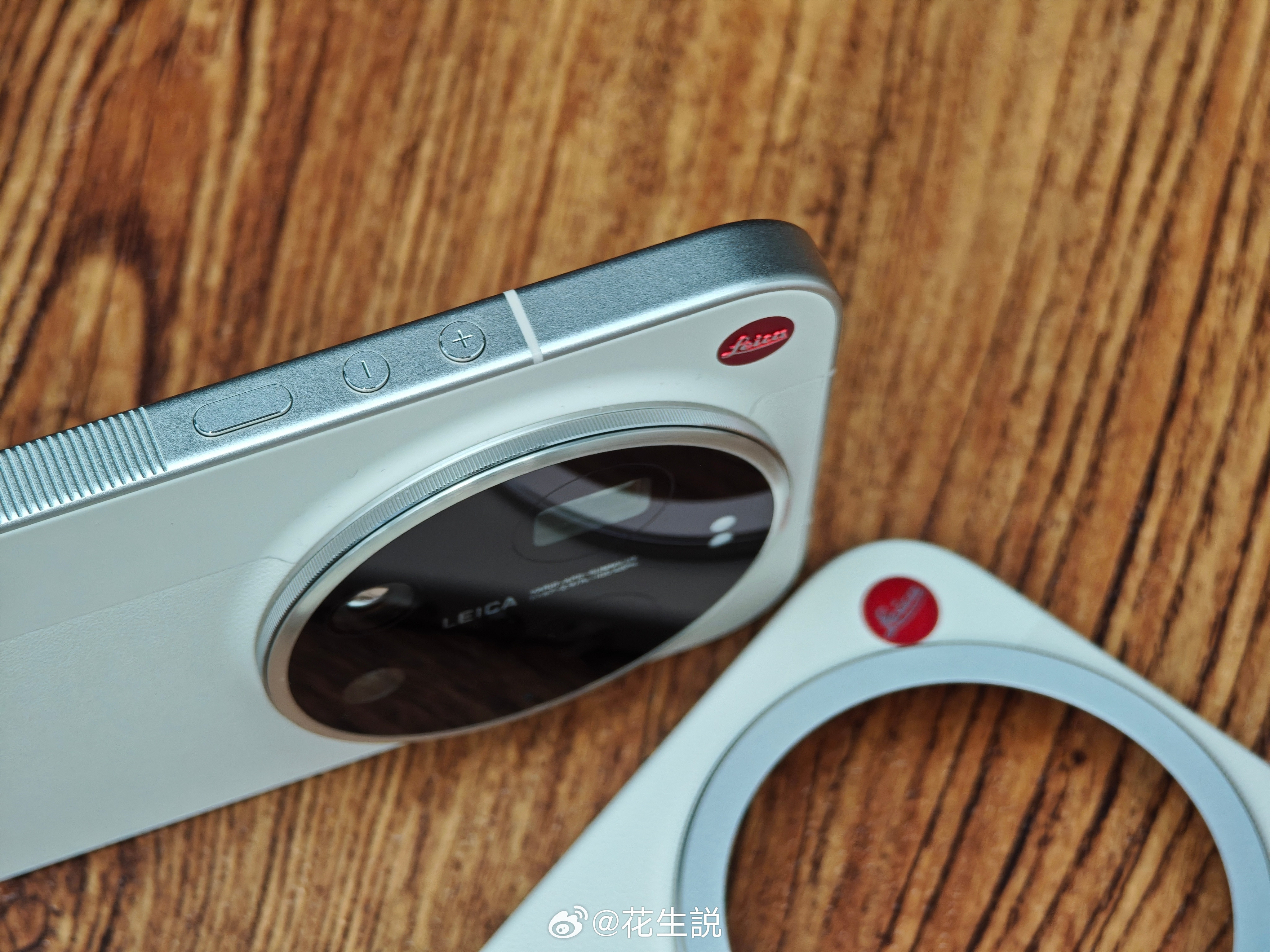 小米17Ultra徕卡版的变焦环是相机应用中的一个特色功能，它模拟了专业相机上