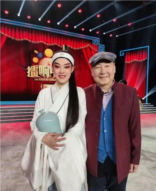 你看过陈丽君在台上演小生，但你一定没见过她爸。这爷俩站一起，简直是一个模子刻出