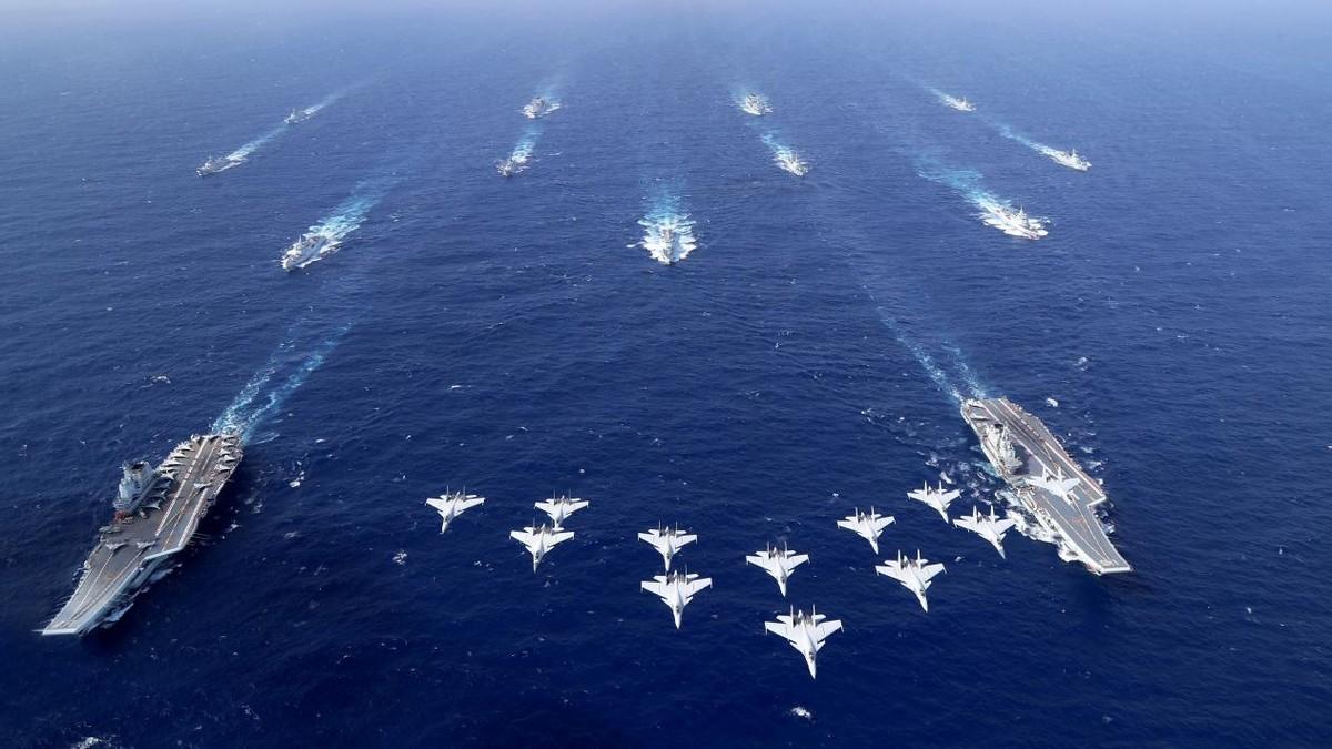 中国海军现在挺忙的。日本那边也挺紧张。恨不得时时监控辽宁舰！辽宁舰编队在