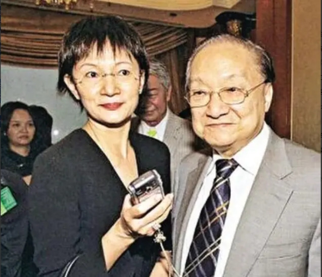 1976年，52岁的金庸出轨23岁的林乐怡后，便提出离婚，妻子平静地说：“离婚可