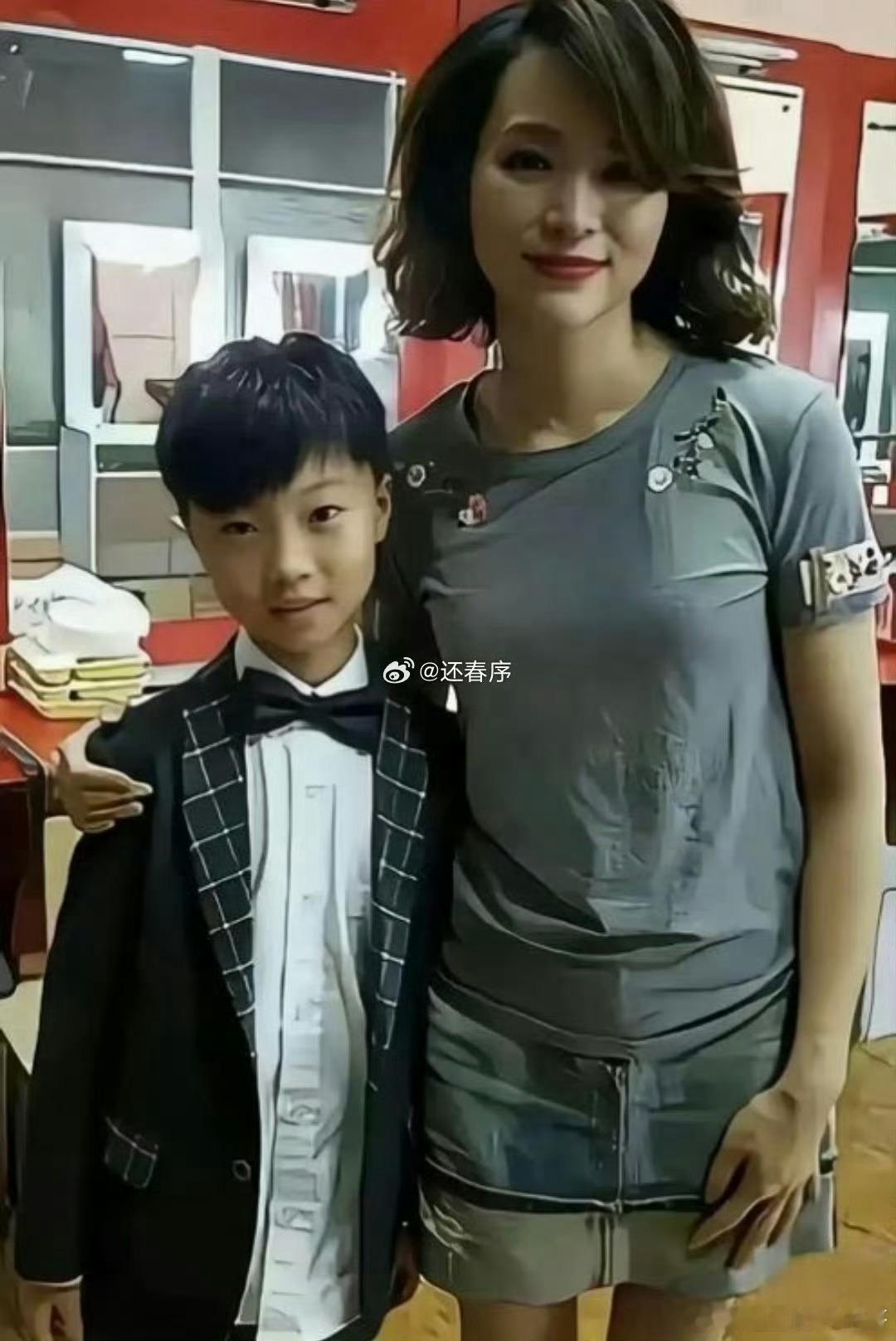 董卿现身儿子毕业典礼原来董卿儿子这么大了和董卿长得还挺像的董卿