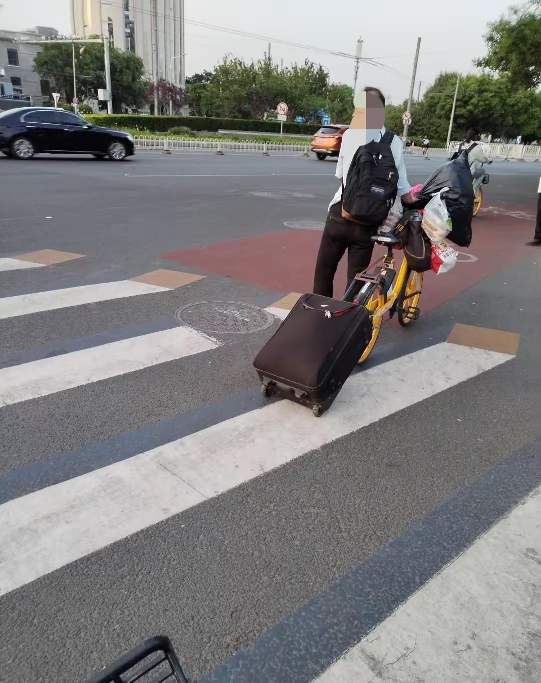 广东街头过马路时拍的。那一瞬间，我心里感慨万分。