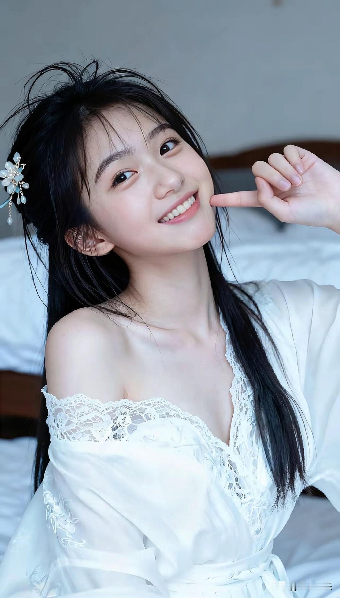 白色蕾丝睡衣，唤醒满满少女心，笑容甜度满分，整个人都在发光！🌸💕分享手机里最