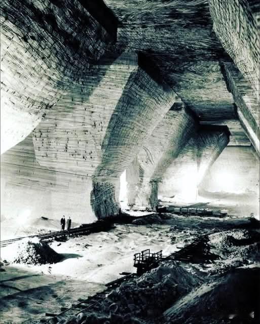 这张照片描绘了Désakna皇家匈牙利盐矿（位于今罗马尼亚代日）的内部景观。