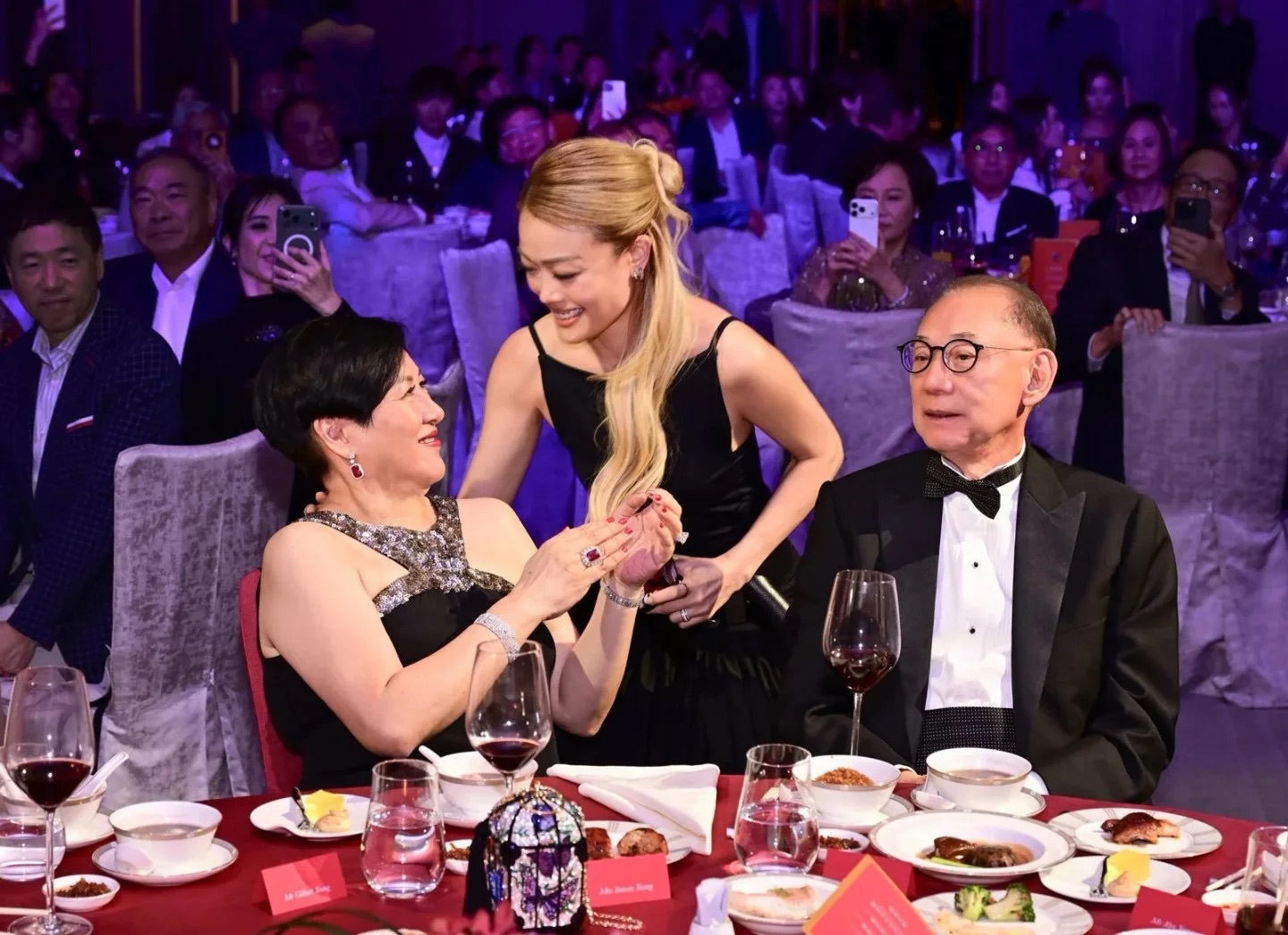 英皇艺人合照杨受成结婚40周年庆祝晚宴​​​