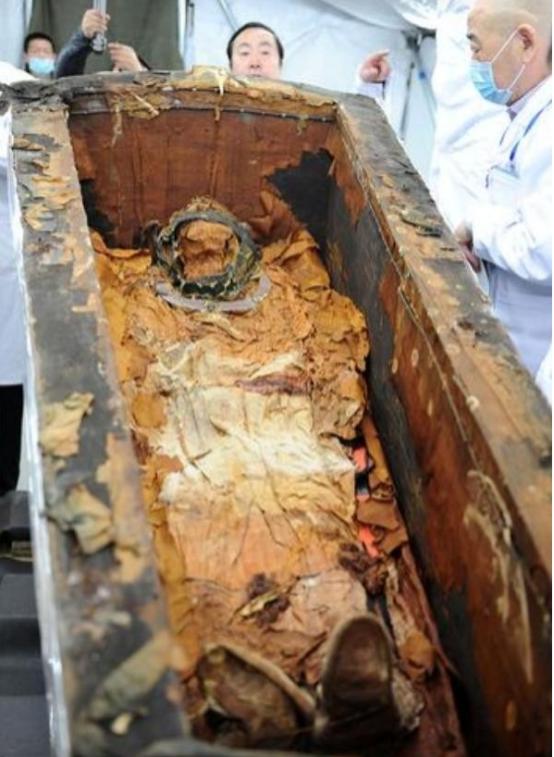 1982年，四川挖出一具遗骸，脚带七公斤大铁链，脚踝钉着四颗大铆钉，经考证，此人