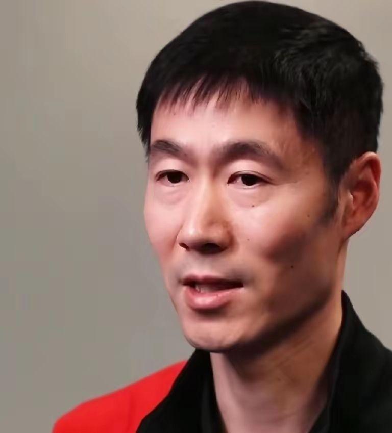 林诗栋关键分手软，几个球擦网而出。输球都这样，怎么偏偏是这几个球让王励勤看完闭