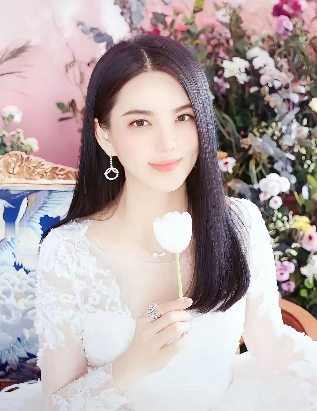 李湘父亲身份曝光全网独家，马上删她爸曾是省法院副院长，妈管着汽车集团，长沙老别墅
