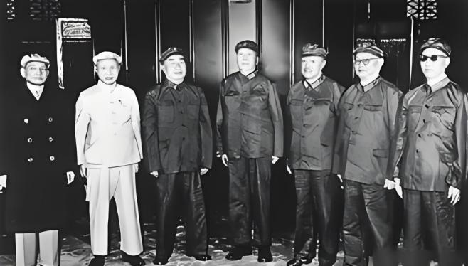 1952年，毛主席突然下了道令，把镇守全国各大区的五位“封疆大吏”全调进了北京，