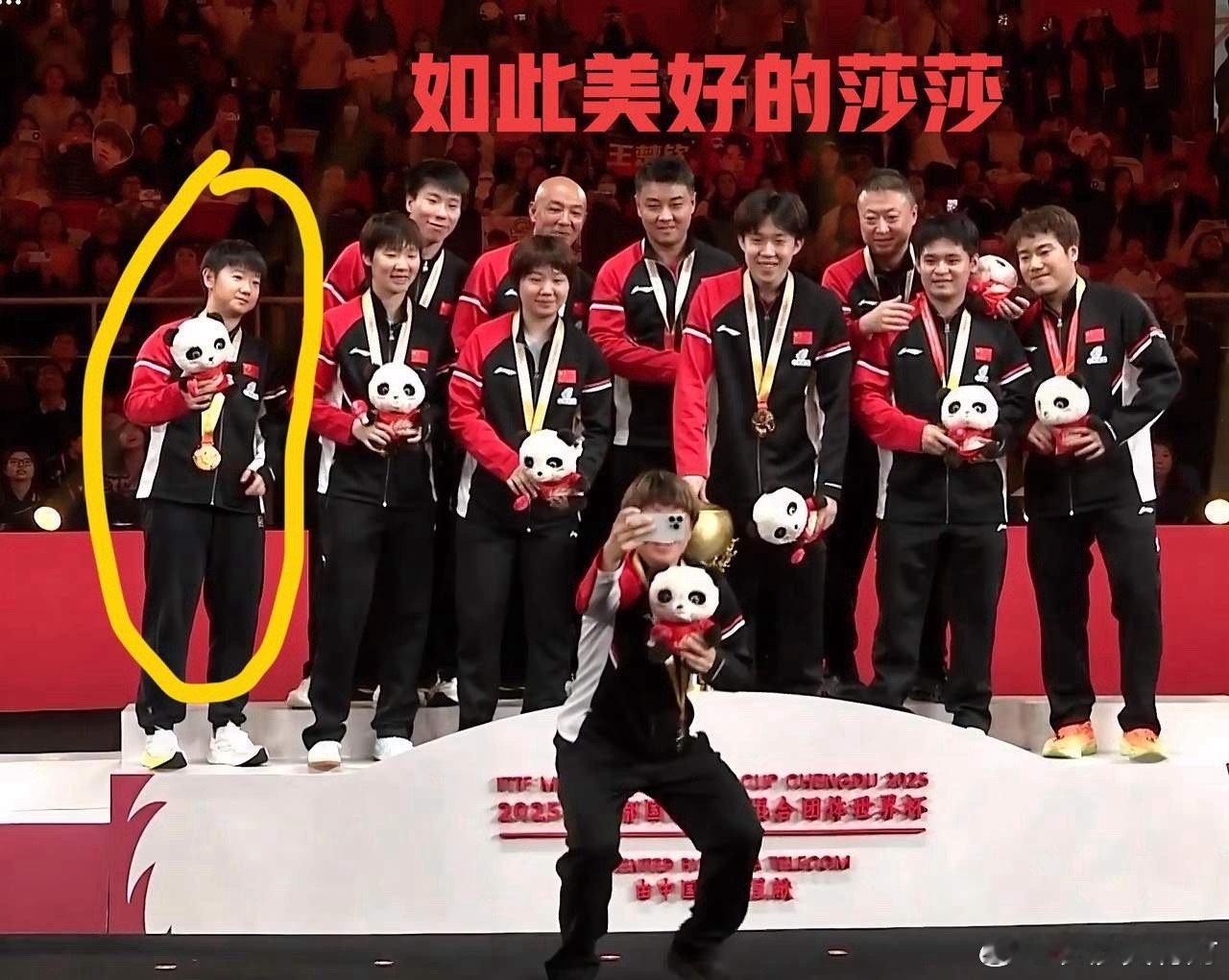 哪里不一样了？站位！站在冠军领奖台上，孙颖莎的位置站在靠边的位置，这是为什么呢？