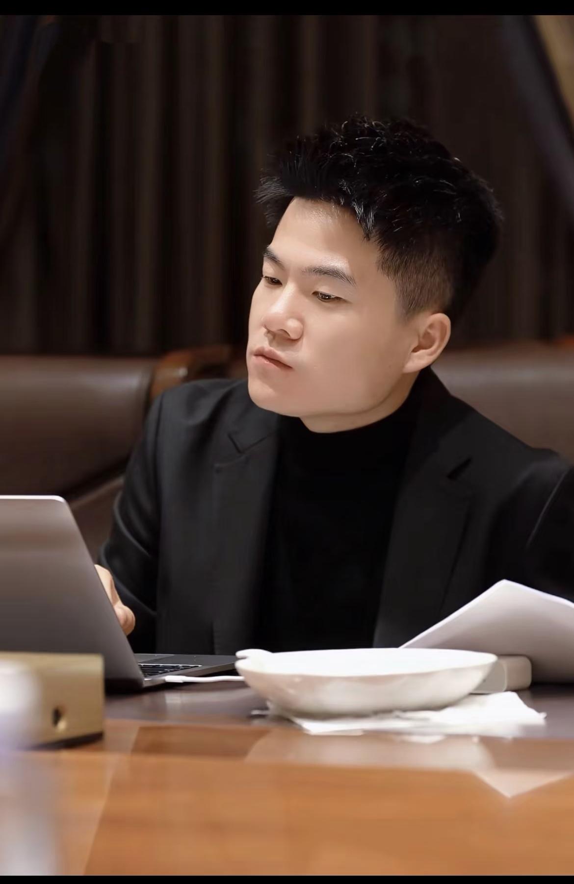 终于知道董宇辉为什么那么多人黑了，香港大埔火灾，与辉同行捐了100万，网友却