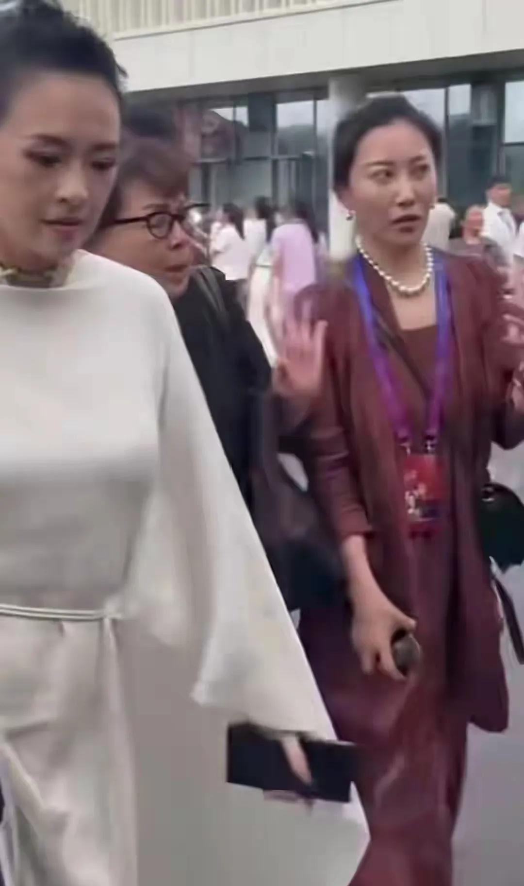 章子怡父母长相普通，但他们家有三大美女：章子怡，儿媳，孙女。不得不说，章子怡父母