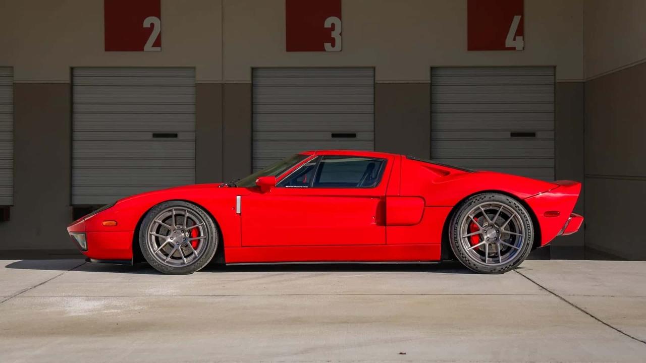 曾属于保罗·沃克的2005款福特GT正在拍卖，目前出价已达55万美元。这辆车搭