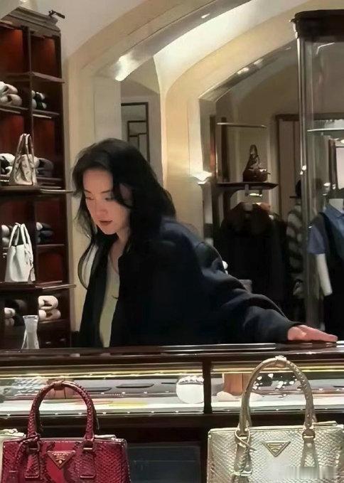 贾玲减肥后真的是“女大十八变了”大家喜欢现在的贾玲还是以前的贾玲呢？​