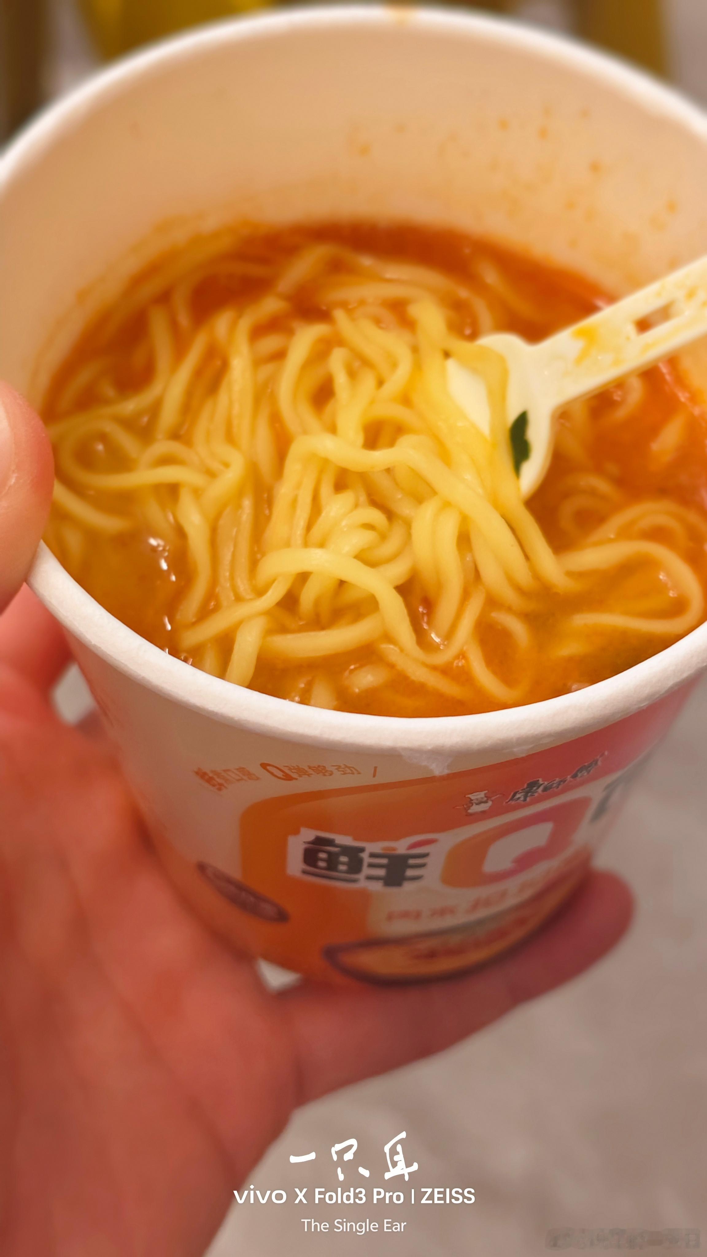 这两天剪了N多片子，累是累，困是困，但剪完片子吃桶机场顺的泡面都特别香！​​​