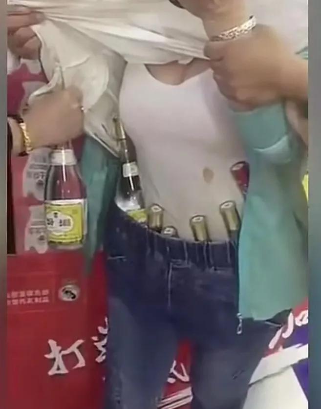 前几天看到一女子从超市偷排骨放进裤子里，结果在下电梯时排骨从裤缝里掉下来，被超市
