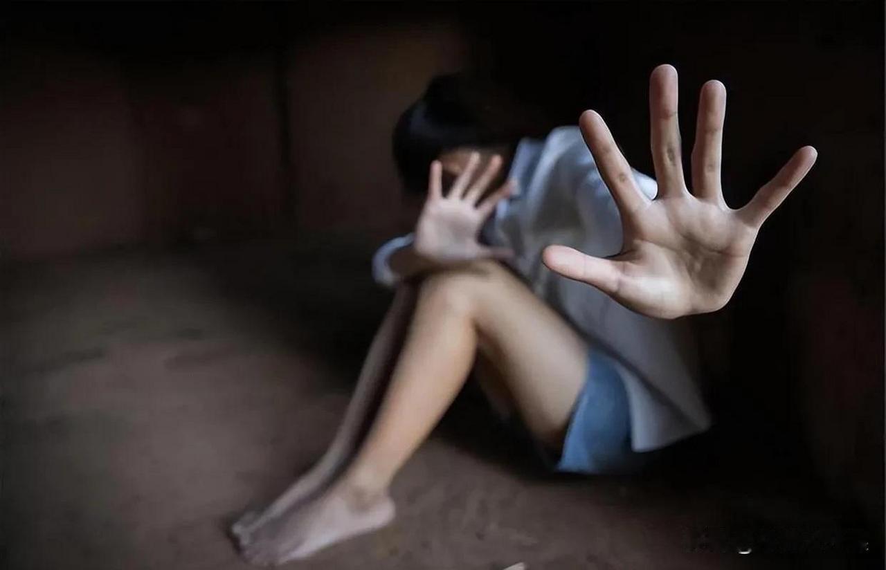 湖南长沙，一未满14周岁的女童因怀孕、流产等问题，多次到医院就诊。然而接诊的医生
