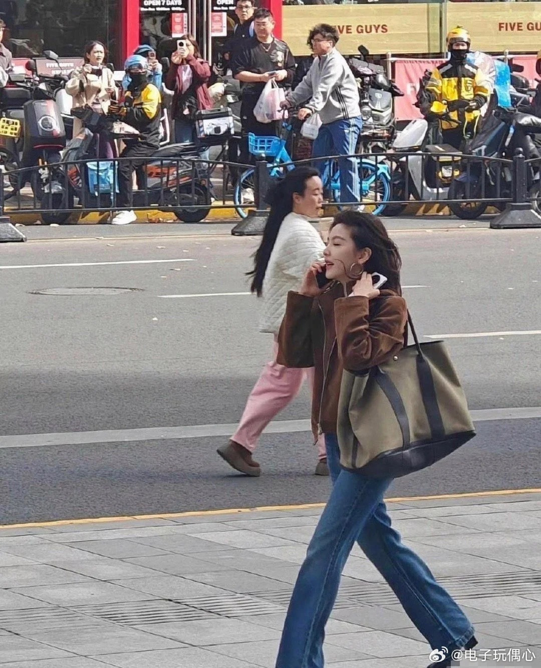 大马路上的章若楠这么美，怪不得电视机上这么漂亮