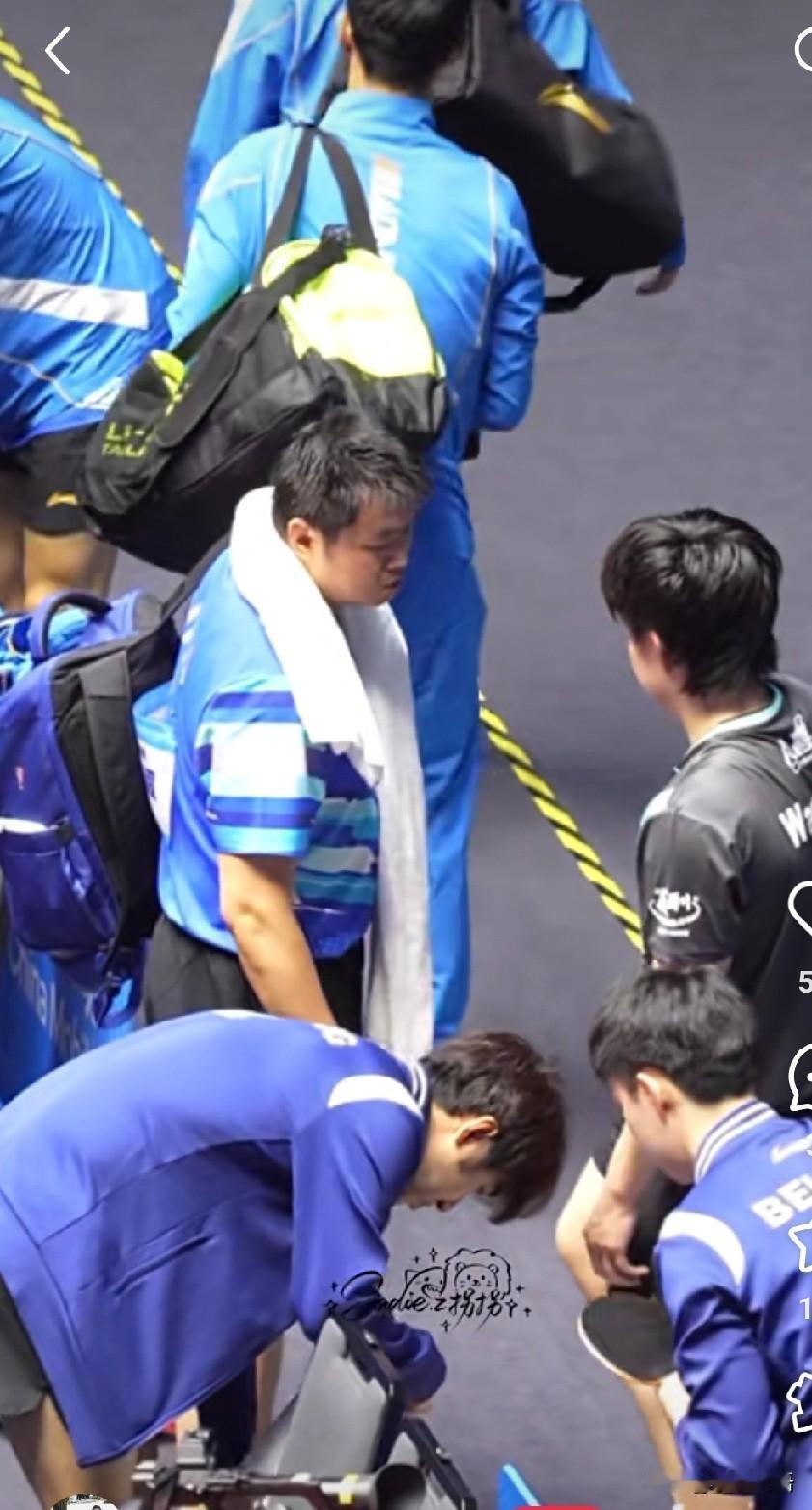 头回见打完比赛找对手复盘的，哈哈。侯英超和王楚钦的比赛结束后，他还过来找楚钦复