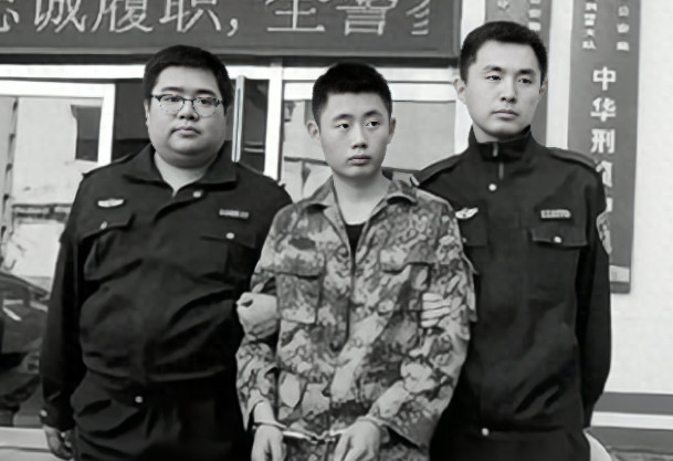 云南曲靖，一大学生的银行账户莫名多出100万，他一分钱没花却被判无期，８年时间里