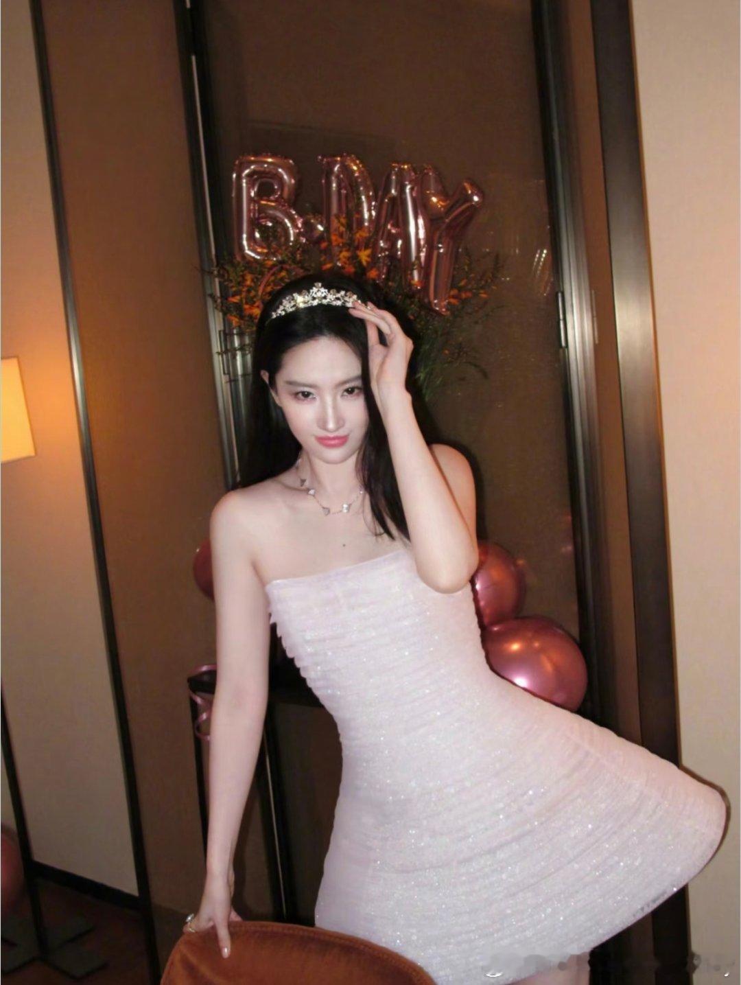 刘亦菲生日刘亦菲生日写真，这气质，是真公主吧？！刘亦菲​​​