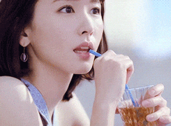 搞笑gif: 女汉子你都敢惹? 活腻了吧!