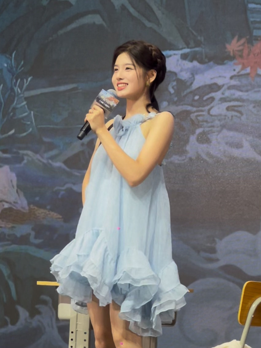 我申请加入艾米小姨粉师兄太稳健艾米直播状态真的很灵动，浅蓝色花苞裙搭配牛仔长靴，