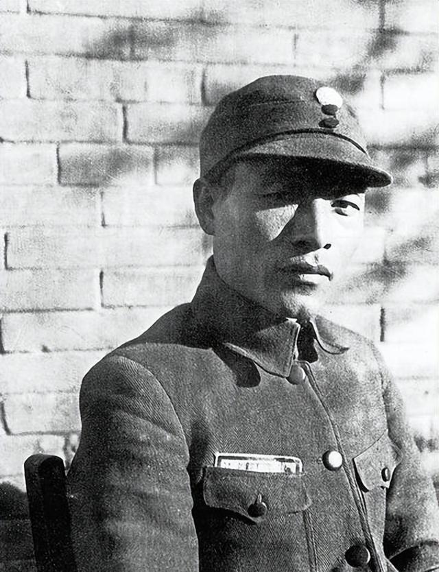 1955年，唐亮将军凭借着赫赫战功，被授予了上将军衔。同年10月，唐亮前往南京军