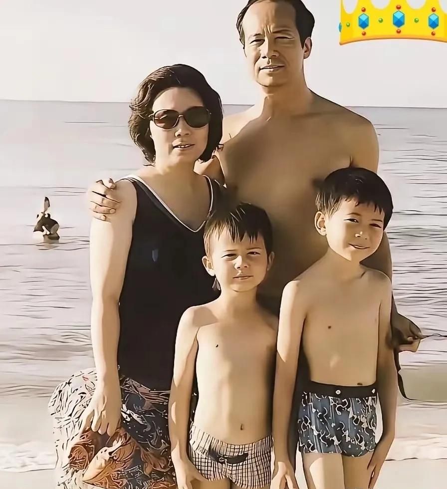 这是李嘉诚年轻时候，和原配以及两个儿子的合影。36年后的今天，原配还是不愿意再见