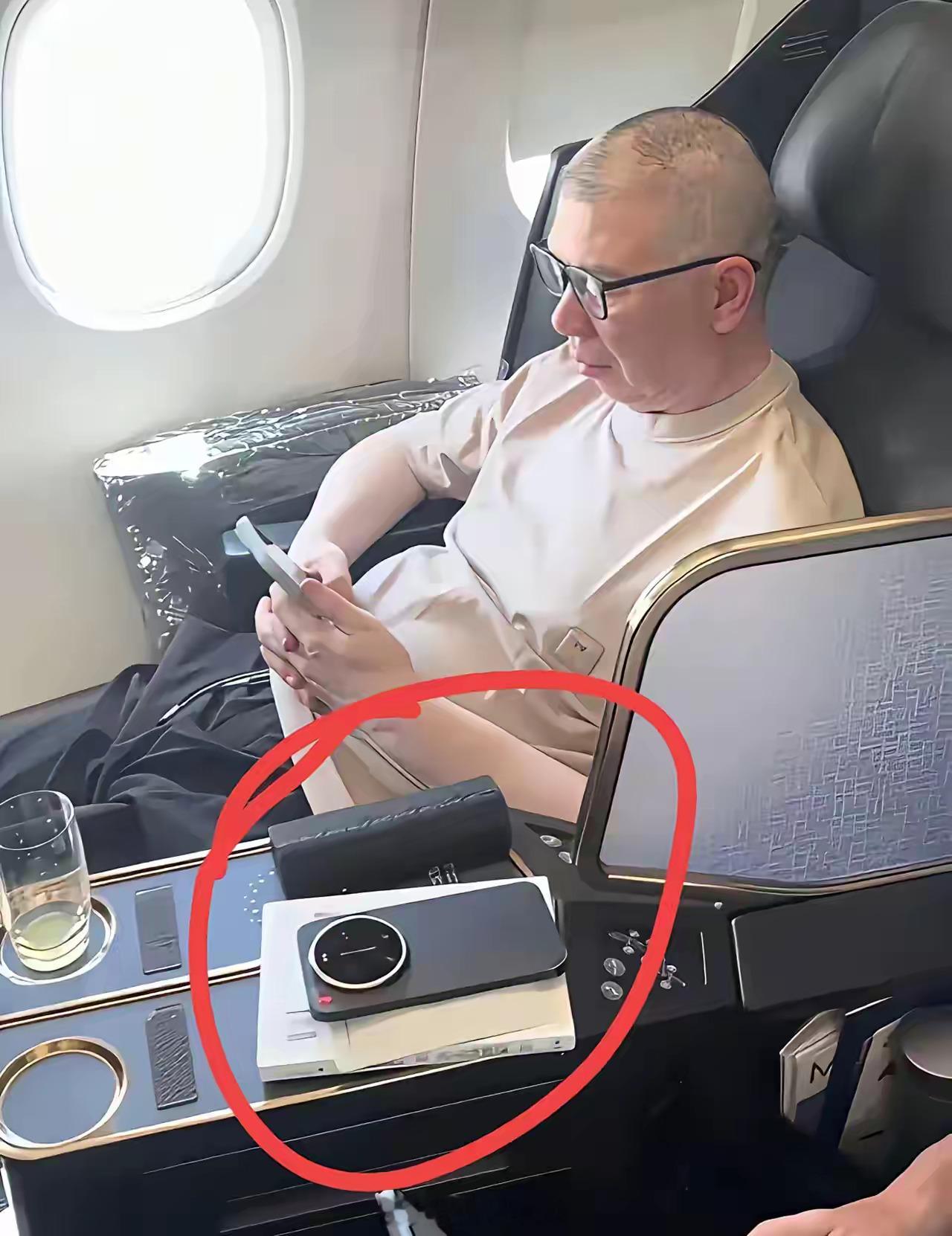 大家看看，冯导用的是不是华为国产机？