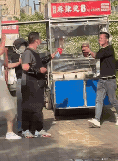 凡事还是要冷静，双拳也难敌四手