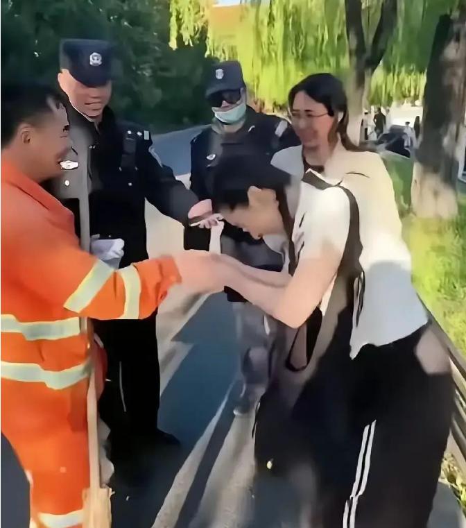 一个美国姑娘在北京街头，盯着环卫大叔看了半天，突然捂着脸哭了出来。周围人都愣了。